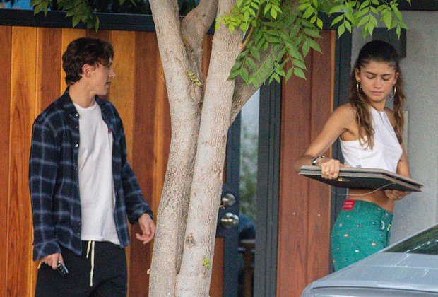 HOT: Cặp đôi “Người nhện” Tom Holland và Zendaya chính thức hẹn hò, lộ ảnh hôn hít cực nóng trong xe - Ảnh 6. HOT: Cặp đôi “Người nhện” Tom Holland và Zendaya chính thức hẹn hò, lộ ảnh hôn hít cực nóng trong xe - Ảnh 6.