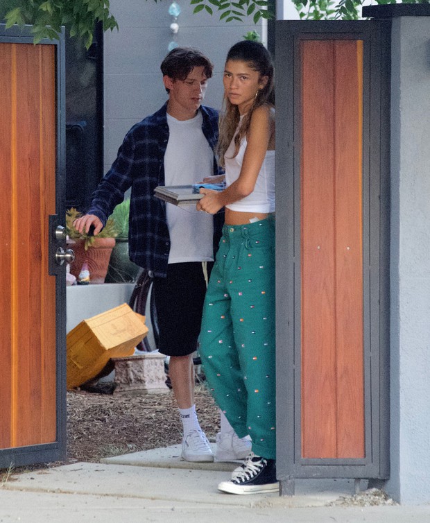 HOT: Cặp đôi “Người nhện” Tom Holland và Zendaya chính thức hẹn hò, lộ ảnh hôn hít cực nóng trong xe - Ảnh 7. HOT: Cặp đôi “Người nhện” Tom Holland và Zendaya chính thức hẹn hò, lộ ảnh hôn hít cực nóng trong xe - Ảnh 7.