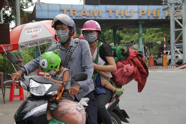 Những đứa trẻ mệt mỏi, xơ xác khi cùng bố mẹ đi hơn 1.000km về quê tránh dịch Covid-19 - Ảnh 1.