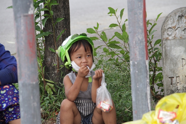 Những đứa trẻ mệt mỏi, xơ xác khi cùng bố mẹ đi hơn 1.000km về quê tránh dịch Covid-19 - Ảnh 4.