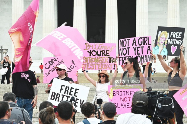 Clip 6 triệu view ghi lại cảnh Britney Spears bán nude phô bày vòng 1 ngồn ngộn gây bão MXH, nhưng netizen lại lo lắng tột độ? - Ảnh 5.