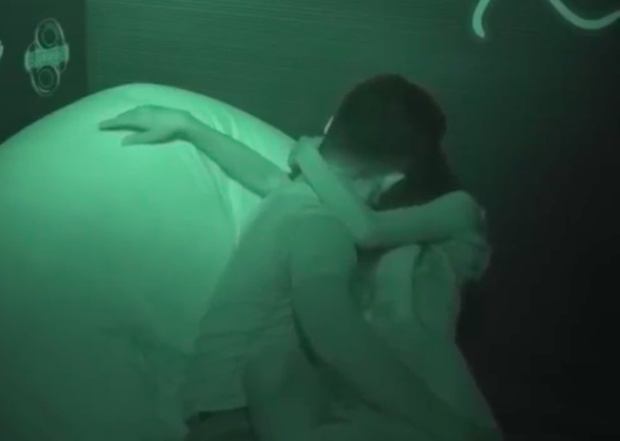 Để trai lạ sờ soạng, hôn vồ vập trên show hẹn hò, nữ vũ công Việt bị cha ruột từ mặt! - Ảnh 3.