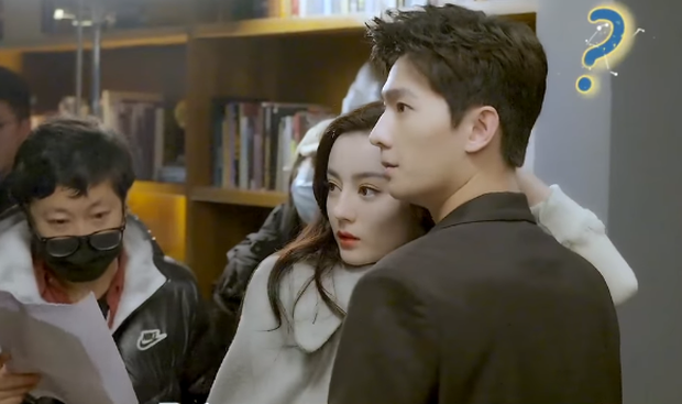 Nhiệt Ba được Dương Dương bế thốc cực tình tứ ở hậu trường, có mùi phim giả tình thật nồng nặc luôn rồi đấy! - Ảnh 1.