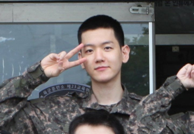 Baekhyun (EXO) gây bão vì ảnh đầu tiên trong quân ngũ: U30 mà mặt mộc như em bé, netizen ầm ầm xin bí kíp
