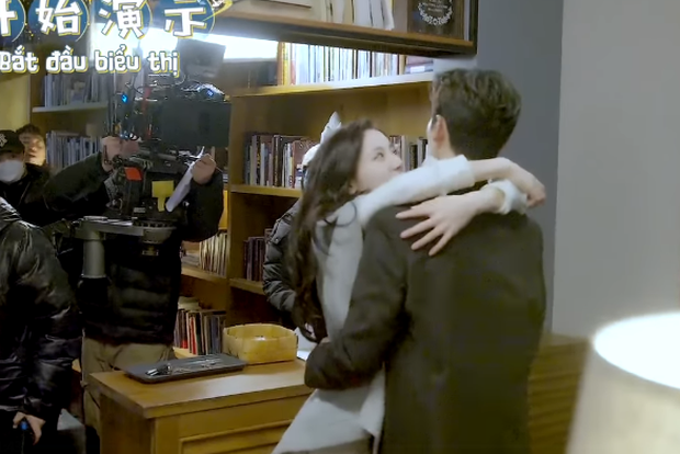 Nhiệt Ba được Dương Dương bế thốc cực tình tứ ở hậu trường, có mùi phim giả tình thật nồng nặc luôn rồi đấy! - Ảnh 3.