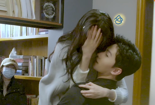 Nhiệt Ba được Dương Dương bế thốc cực tình tứ ở hậu trường, có mùi phim giả tình thật nồng nặc luôn rồi đấy! - Ảnh 4.