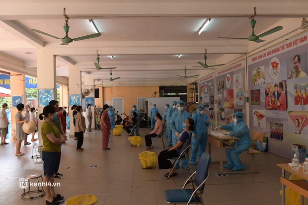 Hà Nội: Xét nghiệm Covid-19 cho hàng nghìn người dân gần Bệnh viện Phổi Hà Nội - Ảnh 9.