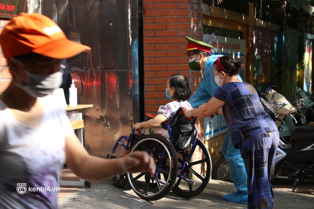 Hà Nội: Xét nghiệm Covid-19 cho hàng nghìn người dân gần Bệnh viện Phổi Hà Nội - Ảnh 12.