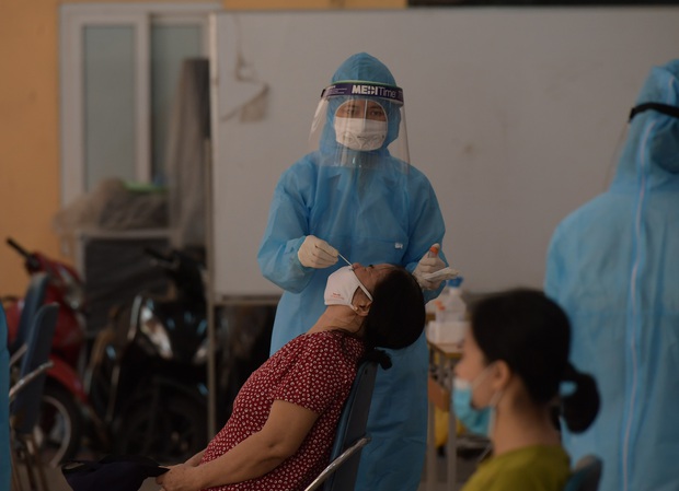 Hà Nội: Xét nghiệm Covid-19 cho hàng nghìn người dân gần Bệnh viện Phổi Hà Nội - Ảnh 7.