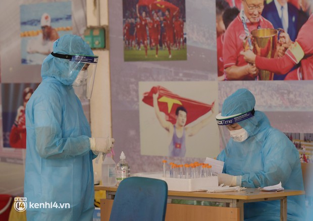 Hà Nội: Xét nghiệm Covid-19 cho hàng nghìn người dân gần Bệnh viện Phổi Hà Nội - Ảnh 10.