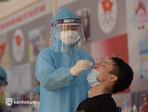 Hà Nội: Xét nghiệm Covid-19 cho hàng nghìn người dân gần Bệnh viện Phổi Hà Nội - Ảnh 8.