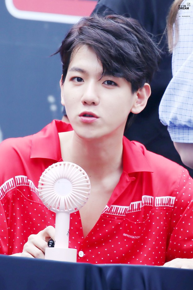 Baekhyun (EXO) gây bão vì ảnh đầu tiên trong quân ngũ: U30 mà mặt mộc như em bé, netizen ầm ầm xin bí kíp
