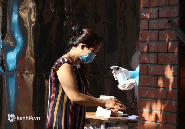 Hà Nội: Xét nghiệm Covid-19 cho hàng nghìn người dân gần Bệnh viện Phổi Hà Nội - Ảnh 4.