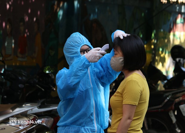 Hà Nội: Xét nghiệm Covid-19 cho hàng nghìn người dân gần Bệnh viện Phổi Hà Nội - Ảnh 3.
