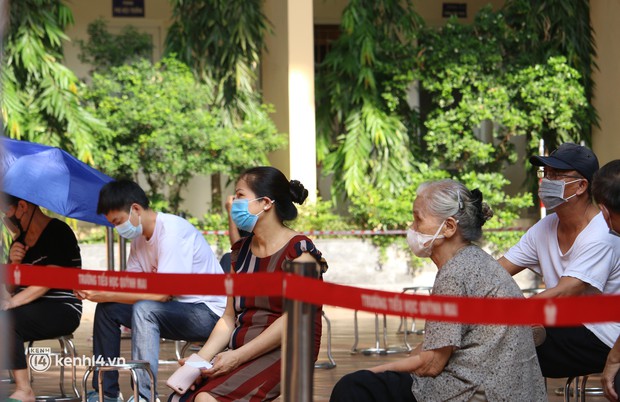 Hà Nội: Xét nghiệm Covid-19 cho hàng nghìn người dân gần Bệnh viện Phổi Hà Nội - Ảnh 6.