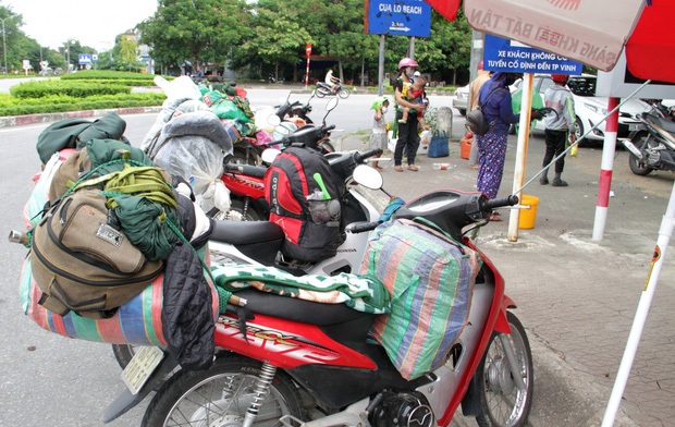 Hành trình 1400 km chạy xe máy từ miền Nam về quê của những người lao động nghèo tha hương - Ảnh 3.