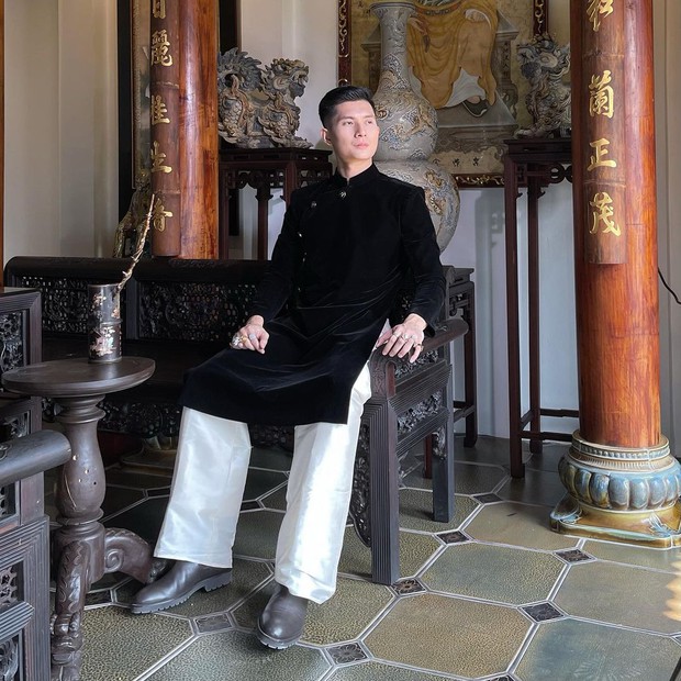 Lâm Bảo Châu diện áo dài chỉnh tề ẩn ý đợi “mợ” Lệ Quyên, netizen nhận xét thẳng: “Trông anh già đi nhiều quá” - Ảnh 2. Lâm Bảo Châu diện áo dài chỉnh tề ẩn ý đợi “mợ” Lệ Quyên, netizen nhận xét thẳng: “Trông anh già đi nhiều quá” - Ảnh 2.