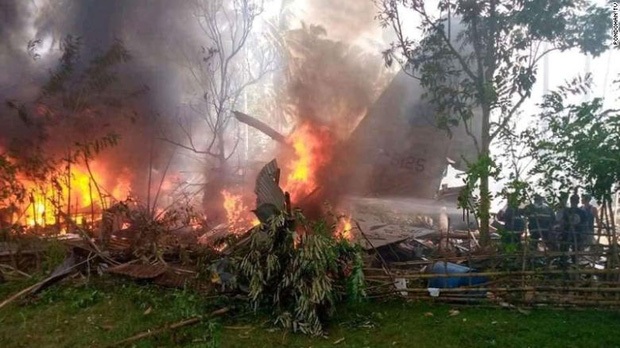Vụ rơi máy bay kinh hoàng tại Philippines: Một số binh sĩ kịp nhảy ra khỏi máy bay trước khi phương tiện lao thẳng xuống đất nổ tung - Ảnh 1.