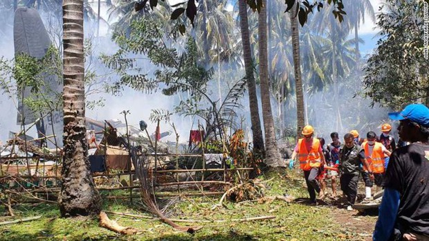 NÓNG: Máy bay chở 96 người rơi nổ tung ở Philippines, ít nhất 45 người thiệt mạng - Ảnh 3. NÓNG: Máy bay chở 96 người rơi nổ tung ở Philippines, ít nhất 45 người thiệt mạng - Ảnh 3.