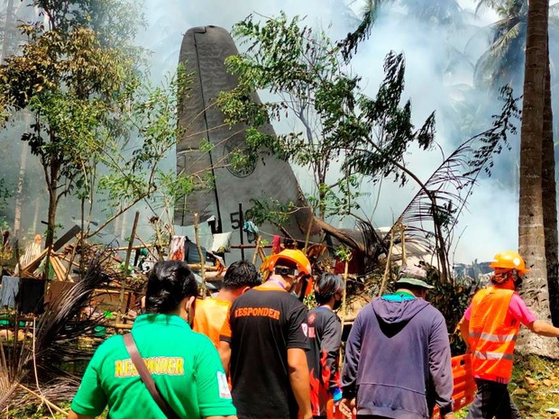 Vụ rơi máy bay kinh hoàng tại Philippines: Một số binh sĩ kịp nhảy ra khỏi máy bay trước khi phương tiện lao thẳng xuống đất nổ tung - Ảnh 3.