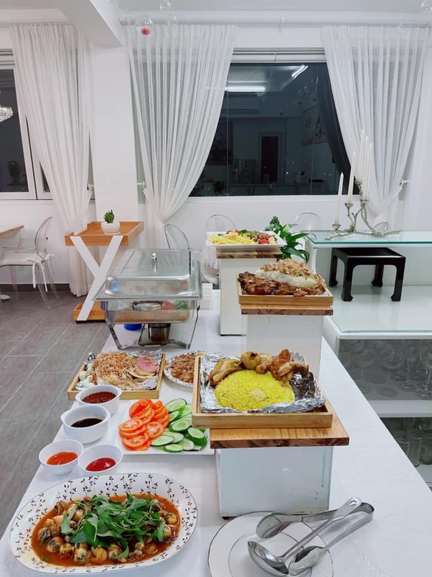 Lý Nhã Kỳ dạo này chăm khoe nhà quá, và đây là cách chị mở tiệc buffet tại bạch dinh bạc tỷ - Ảnh 4.