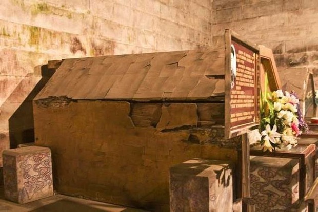 Mở ra ngôi mộ hoàng đế đã bị đánh cắp, các nhà khảo cổ không khỏi kinh ngạc khi nhìn thấy thứ ông vẫn nắm chặt trong tay - Ảnh 2.