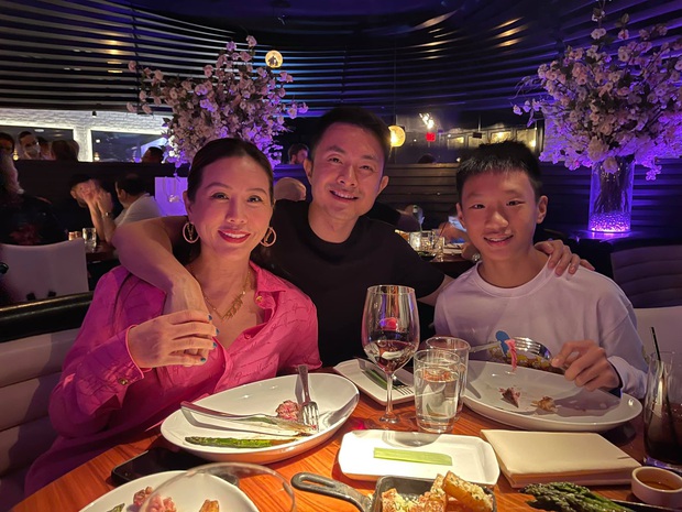 Vợ chồng Hoa hậu Thu Hoài đưa các con ăn uống sang chảnh ở Mỹ, nhan sắc ái nữ nóng bỏng pro5 khủng giật trọn spotlight - Ảnh 3. Vợ chồng Hoa hậu Thu Hoài đưa các con ăn uống sang chảnh ở Mỹ, nhan sắc ái nữ nóng bỏng pro5 khủng giật trọn spotlight - Ảnh 3.