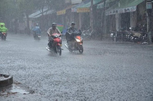 Sau nắng nóng miền Bắc đón đợt mưa dông lớn kéo dài nhiều ngày, vùng áp thấp vào biển Đông tiếp tục mạnh lên - Ảnh 1.