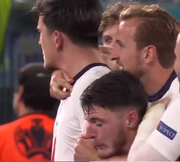 Đen như Declan Rice: Trận trước không được ăn mừng bàn thắng vì chuột rút, trận sau bị đồng đội bóp cổ - Ảnh 2. Đen như Declan Rice: Trận trước không được ăn mừng bàn thắng vì chuột rút, trận sau bị đồng đội bóp cổ - Ảnh 2.