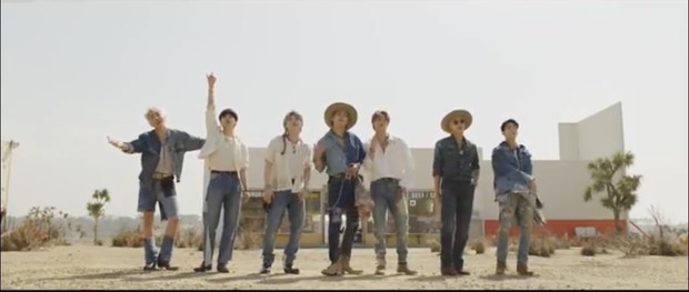 Soi teaser 10 triệu views của BTS: Tờ báo dự đoán tương lai bất ngờ, chiếc quần siêu què của j-hope là sao thế? - Ảnh 7.