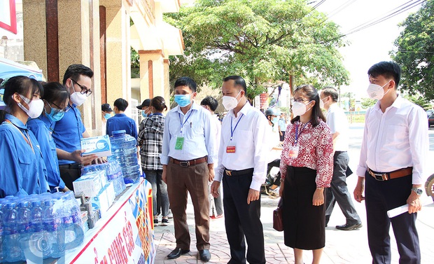 1 thí sinh nghi mắc Covid-19, 472 thí sinh khác phải dừng thi tốt nghiệp THPT Quốc gia 2021: Bắc Giang xem xét đình chỉ nhiều cán bộ - Ảnh 1.