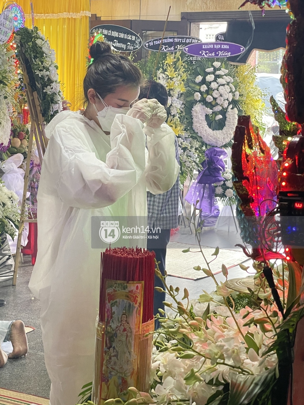Cao Thái Hà nghẹn ngào trong tang lễ Đức Long: Hà xin phép mẹ Long cho mang 1 tấm di ảnh về, mỗi ngày sẽ thắp hương cho Long - Ảnh 3. Cao Thái Hà nghẹn ngào trong tang lễ Đức Long: Hà xin phép mẹ Long cho mang 1 tấm di ảnh về, mỗi ngày sẽ thắp hương cho Long - Ảnh 3.