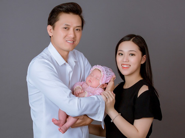 Quách Ngọc Tuyên đưa vợ trẻ kém 16 tuổi đi thi tốt nghiệp THPT, lời chúc tới “các em, các cháu” sĩ tử gây chú ý! - Ảnh 4.