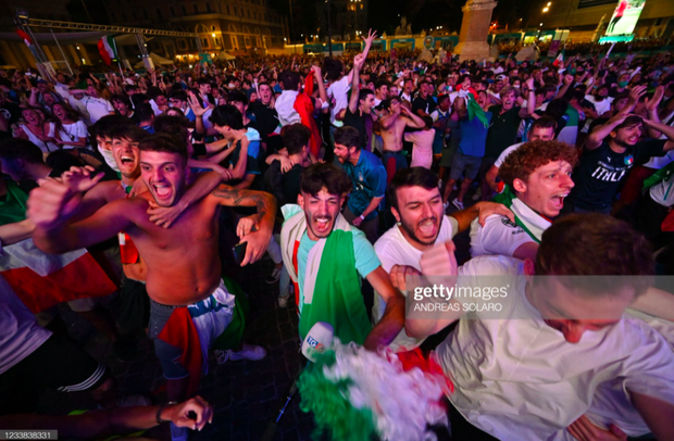CĐV tuyển Ý khoá môi đắm đuối mừng vé dự chung kết Euro 2020 - Ảnh 12.