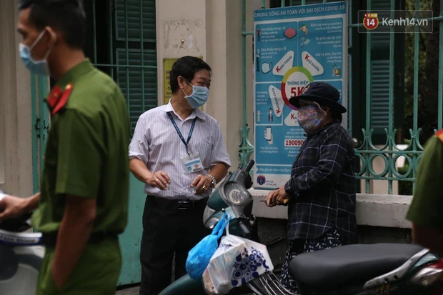 Phụ huynh có con chung phòng với thí sinh F0 tại TP.HCM: Chưa liên lạc được với con, đem đồ ăn tới tận cổng trường thi - Ảnh 3. Phụ huynh có con chung phòng với thí sinh F0 tại TP.HCM: Chưa liên lạc được với con, đem đồ ăn tới tận cổng trường thi - Ảnh 3.