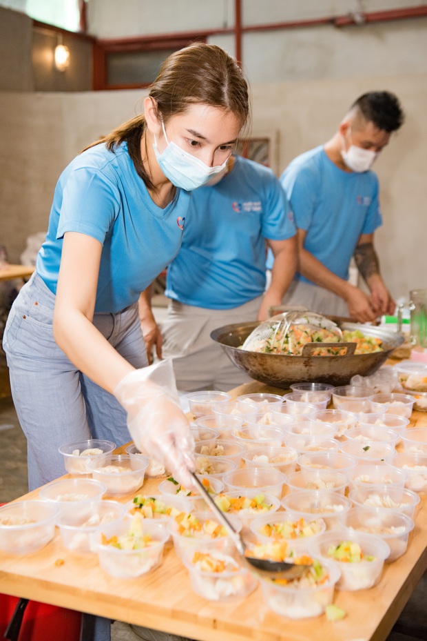 Tiểu Vy - Ngân Anh cùng hội nàng hậu vào bếp tiếp sức cho người nghèo, Đặng Thu Thảo gây xúc động vì điều này - Ảnh 9.