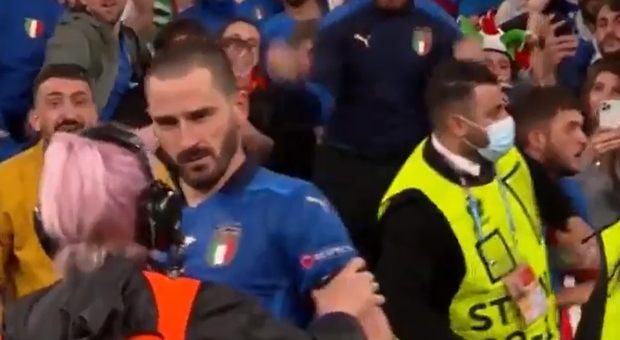 Tuyển thủ Italy đang ăn mừng xúc động cùng CĐV nhà, nhân viên an ninh lại tưởng nhầm là fan quá khích, đòi đuổi lên khán đài - Ảnh 1.