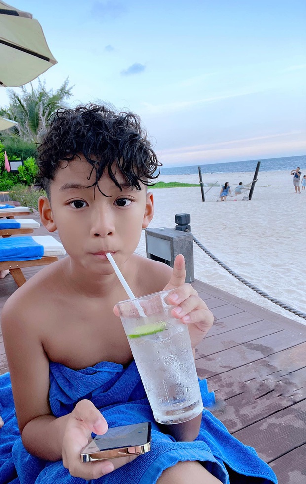 Quý tử “ngậm thìa vàng” nhà Lệ Quyên diện cả cây hàng hiệu cool ngầu: Soái ca tương lai đây rồi! - Ảnh 1.