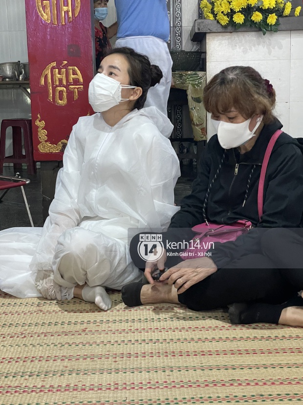 Cao Thái Hà nghẹn ngào trong tang lễ Đức Long: Hà xin phép mẹ Long cho mang 1 tấm di ảnh về, mỗi ngày sẽ thắp hương cho Long - Ảnh 4. Cao Thái Hà nghẹn ngào trong tang lễ Đức Long: Hà xin phép mẹ Long cho mang 1 tấm di ảnh về, mỗi ngày sẽ thắp hương cho Long - Ảnh 4.