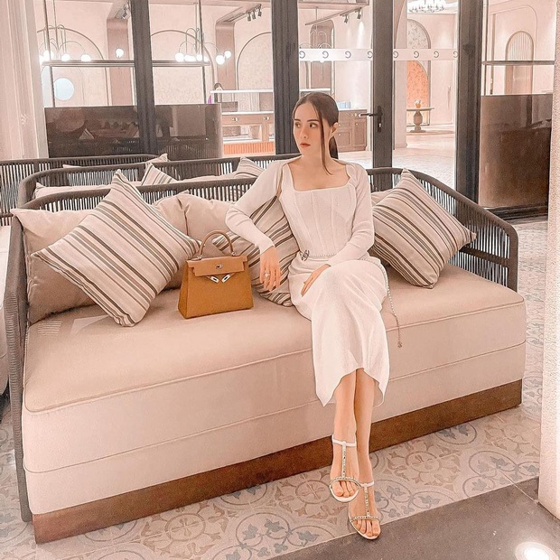 Nghe tin cách ly, nữ đại gia ở biệt thự 200 tỷ hối ship cả núi đồ hiệu đến để mặc ở ...nhà: Giàu gì dữ trời! - Ảnh 1. Nghe tin cách ly, nữ đại gia ở biệt thự 200 tỷ hối ship cả núi đồ hiệu đến để mặc ở ...nhà: Giàu gì dữ trời! - Ảnh 1.