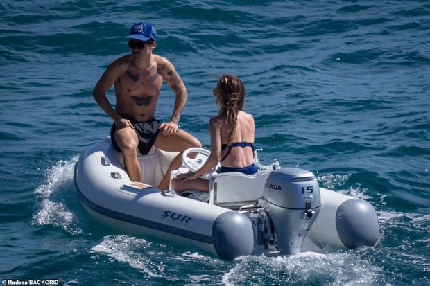Harry Styles mùi mẫn với vợ cũ Hoàng tử Ý hơn 10 tuổi trên du thuyền, bàn tay hư của chàng khiến dân tình đỏ mặt - Ảnh 2.
