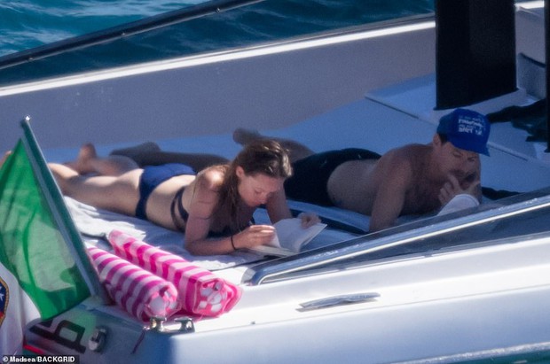 Harry Styles mùi mẫn với vợ cũ Hoàng tử Ý hơn 10 tuổi trên du thuyền, bàn tay hư của chàng khiến dân tình đỏ mặt - Ảnh 6.