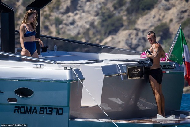 Harry Styles mùi mẫn với vợ cũ Hoàng tử Ý hơn 10 tuổi trên du thuyền, bàn tay hư của chàng khiến dân tình đỏ mặt - Ảnh 9.
