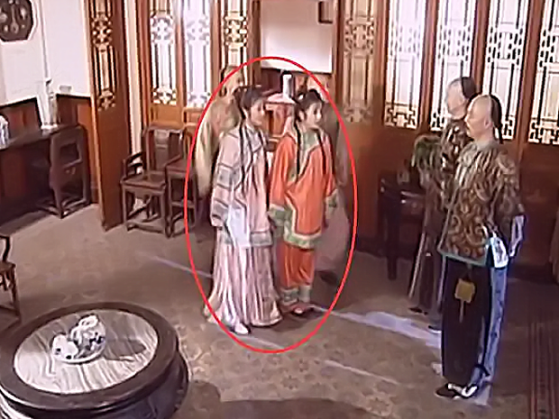 Hoàn Châu Cách Cách bị bắt bài phân biệt đối xử Tử Vy và Tiểu Yến Tử, sau 23 năm mới thấy rõ chi tiết này nha! - Ảnh 4. Hoàn Châu Cách Cách bị bắt bài phân biệt đối xử Tử Vy và Tiểu Yến Tử, sau 23 năm mới thấy rõ chi tiết này nha! - Ảnh 4.