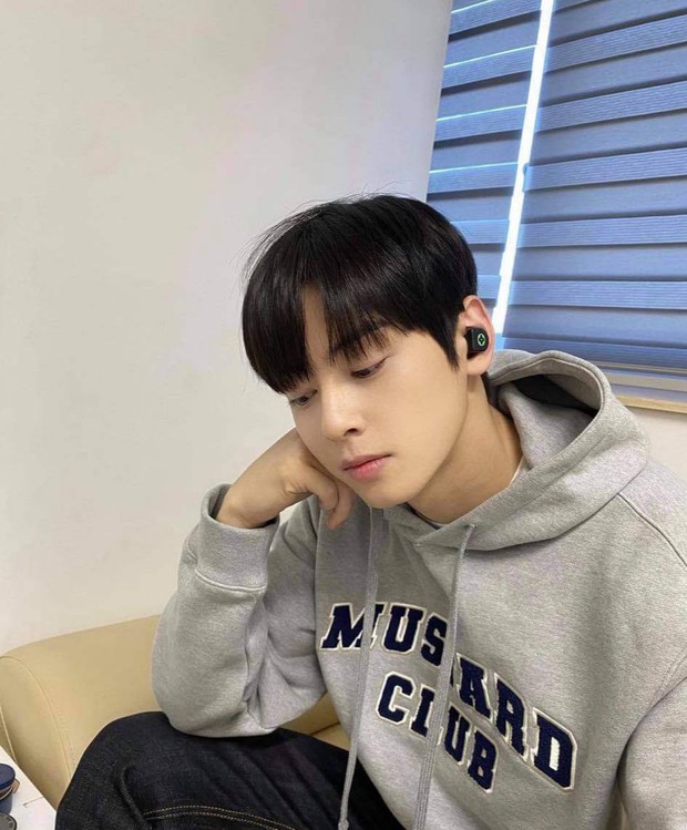 Soi chiếc tai nghe luôn vui tươi của Cha Eun Woo, giá cao ngất ngưởng đúng chất sang xịn mịn - Ảnh 2.