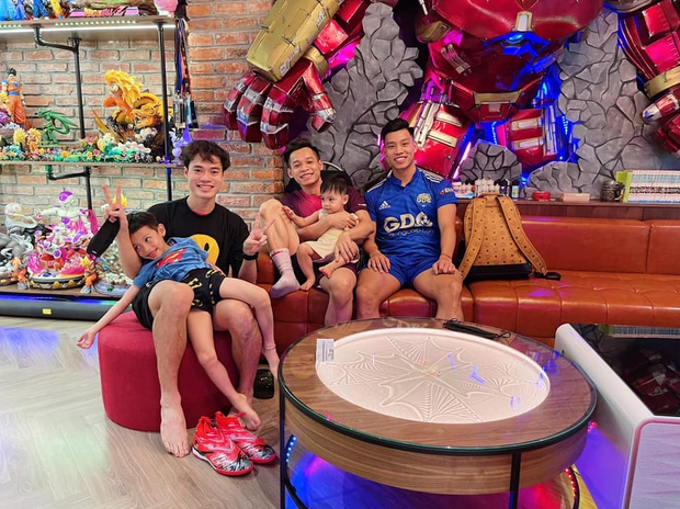 Văn Toàn và Văn Thanh bị team qua đường quay lén: Nhìn kiểu gì cũng thấy đẹp trai thực sự! - Ảnh 3. Văn Toàn và Văn Thanh bị team qua đường quay lén: Nhìn kiểu gì cũng thấy đẹp trai thực sự! - Ảnh 3.