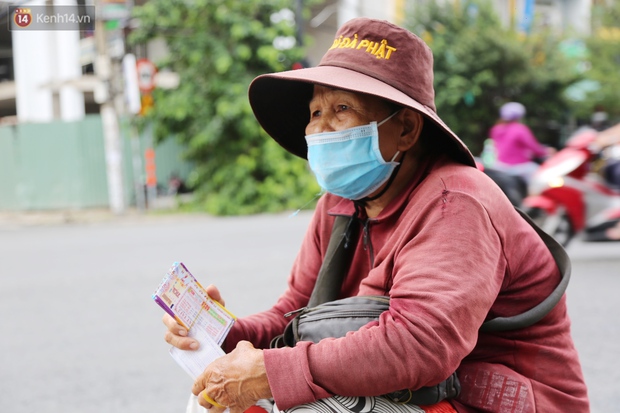 Người bán vé số bật khóc, cố bán những tờ cuối cùng trước giờ giãn cách: Mai dừng rồi, ngoại không biết lấy gì mà sống - Ảnh 3.