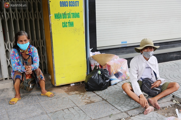 Người bán vé số bật khóc, cố bán những tờ cuối cùng trước giờ giãn cách: Mai dừng rồi, ngoại không biết lấy gì mà sống - Ảnh 9.