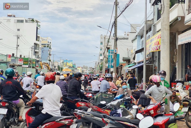 ẢNH: Người Sài Gòn xếp hàng dài, đổ xô đi chợ, siêu thị để mua thịt cá, rau củ tươi sống trước giờ giãn cách xã hội - Ảnh 8.