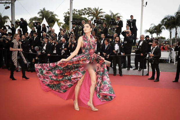 Những màn hở thảm họa nhất lịch sử Cannes: Dàn mỹ nhân bất chấp phô body 100% lộ thiên, Ngọc Trinh gây sốc cả Vbiz năm 2019 - Ảnh 20.